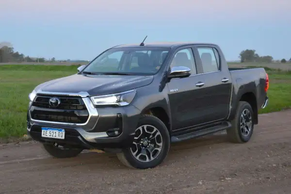 Camioneta Toyota Hilux 2.4 diésel gris oscuro, lista para la aventura. Su diseño robusto y eficiente la hace ideal para cualquier terreno, optimizando el consumo.