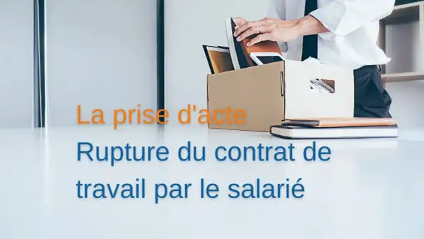 Une personne range ses affaires dans un carton, symbolisant la prise d'acte et la rupture du contrat de travail.