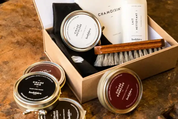 Kit d'entretien pour chaussures : cirages, lait nettoyant, brosse. Idéal pour le temps de séchage imperméabilisant chaussure.