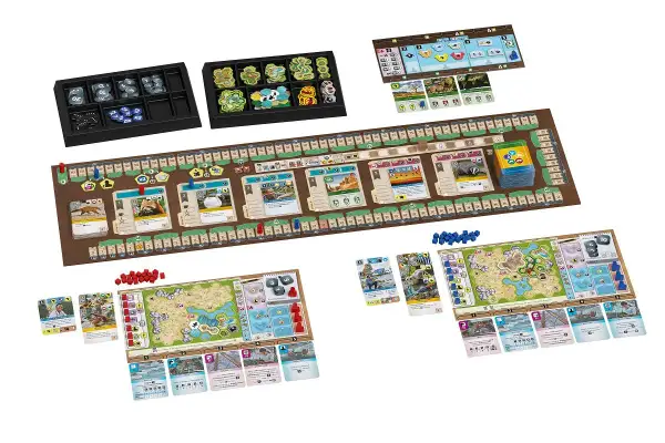 Brettspiel-Komponenten für Arche Nova. Hier sind einige Arche Nova Tipps: Spielbretter, Karten mit Tieren und Lebensräumen, Würfel und Marker.