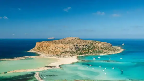 Balos na Krecie w październiku. Turkusowa laguna, piaszczysta plaża i skalista wyspa Gramvousa.
