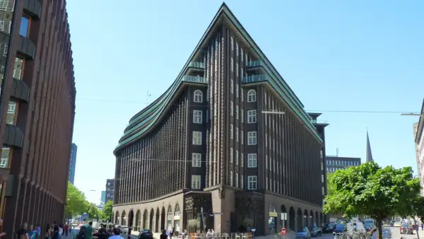 Chilehaus Hamburg: expressionistische Backsteinarchitektur mit markanter Spitze und geschwungenem Dach.