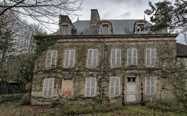 Maison abandonnée envahie par la végétation, un classique de l'urbex 71. Les volets clos et les lierres grimpants racontent une histoire oubliée.