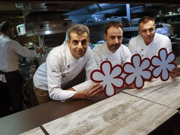 Chefs celebran con tres flores Michelin, símbolo de restaurantes con mas estrellas michelin.