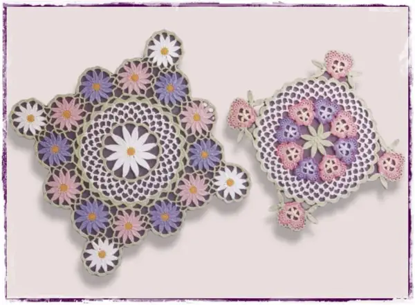 Bellissimi centrini uncinetto con schemi moderni a fiori, in tonalità pastello.