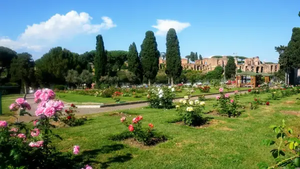 Un tripudio di colori nei giardini di rose, con antiche rovine sullo sfondo.