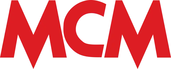 Czerwone litery MCM na czarnym tle. To logo znanej marki MCM, która oferuje luksusowe akcesoria.