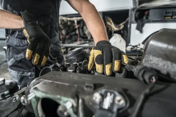 Mecánico revisa un motor 2.0 TDI 184 CV, buscando posibles problemas.