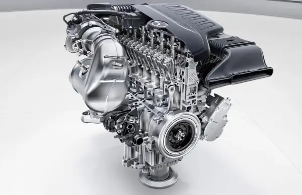 Corte transversal de un motor Mercedes-Benz, mostrando pistones, válvulas y turbocompresor. Podría ser el mejor motor Mercedes Clase E.