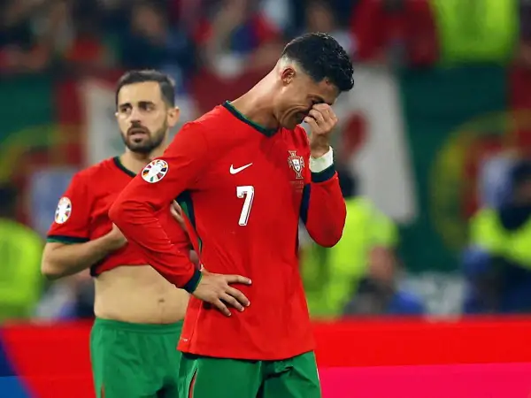 Cristiano Ronaldo, z jakiego kraju jest Ronaldo, w koszulce Portugalii z numerem 7, ociera łzy.