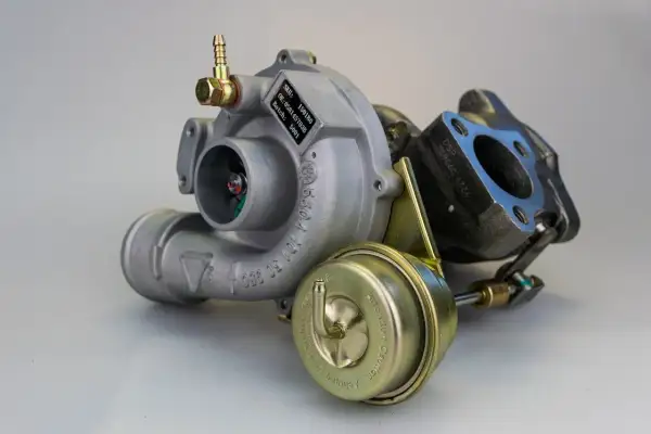 Turbo de coche listo para instalar. Merece la pena reparar un turbo para optimizar el rendimiento del motor.