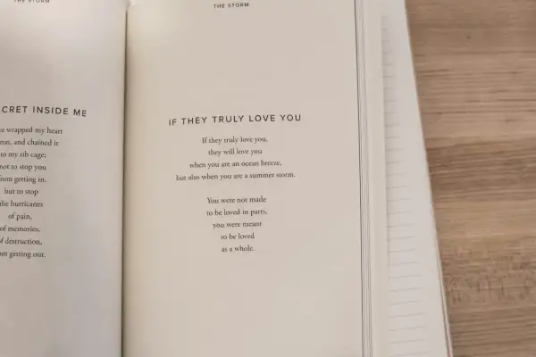 Otwarta książka z wierszami o życiu optymistyczne. Na prawej stronie wiersz "IF THEY TRULY LOVE YOU" mówi o bezwarunkowej miłości.