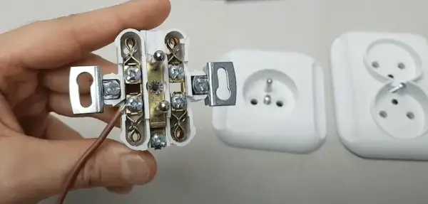 Jak bezpiecznie podłączyć gniazdko elektryczne podwójne i uniknąć błędów