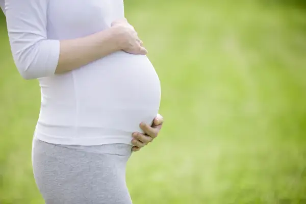 Co przysługuje kobiecie w ciąży? Prawa i świadczenia, które musisz znać