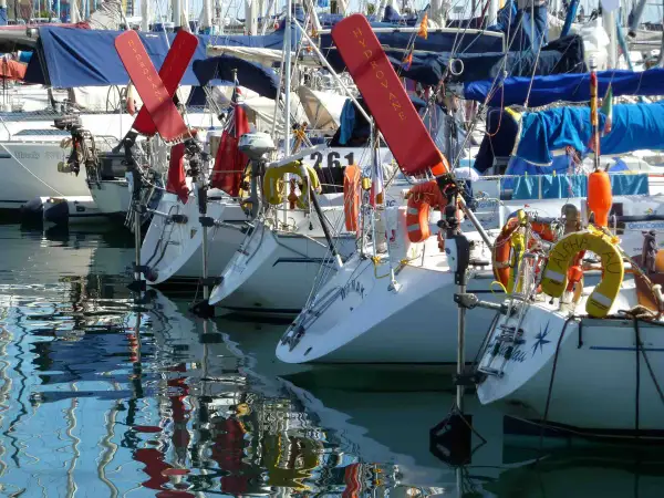 Barche a vela ormeggiate, pronte per una lunga traversata. Il loro significato è libertà e avventura.
