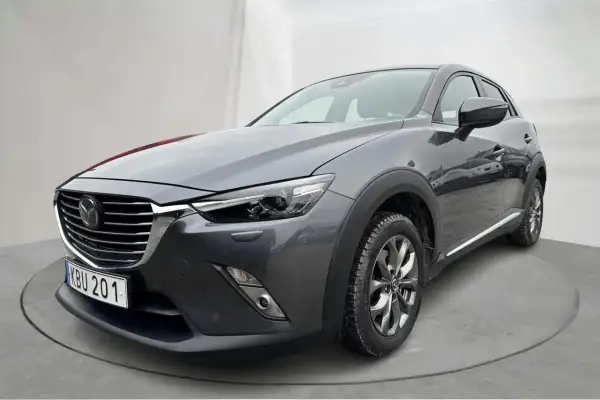Szary Mazda CX-3 na obrotowej platformie. Sprawdź aktualną mazda cx3 cena i ofertę.