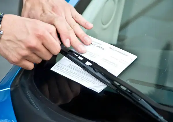 Man coloca una multa de estacionamiento bajo el limpiaparabrisas. ¡Qué carrera tan desafortunada!