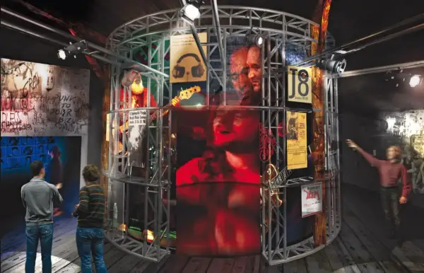 Wystawa w spichlerzu w Jarocinie: rockowa klatka z plakatami, gitarami i zdjęciami artystów.