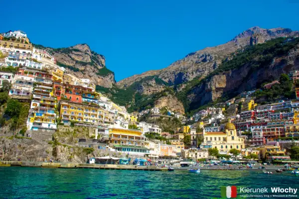Positano, jedno z najpiękniejszych miejsc we Włoszech, z kolorowymi domami wciśniętymi w zbocze góry nad turkusowym morzem.
