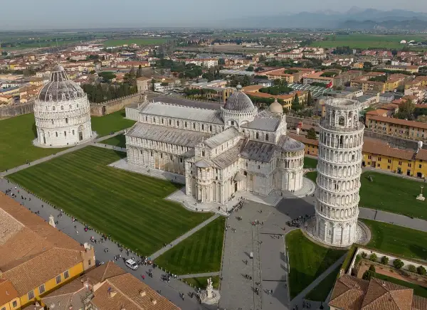 La piazza dei miracoli a Pisa, con la Torre Pendente, il Duomo e il Battistero, vista dall'alto.