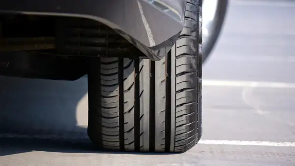 Czy po wymianie opon trzeba ustawiać zbieżność, aby uniknąć problemów?