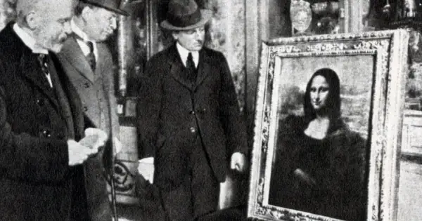 Mona Lisa skradziona! Obraz powrócił po kradzieży, a mężczyźni w garniturach oglądają go z uwagą.