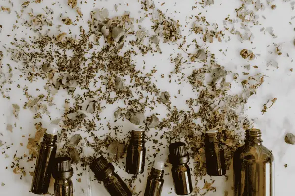 Kleine flesjes met etherische oliën en gedroogde kruiden, 6 alternatieven voor antidepressiva.