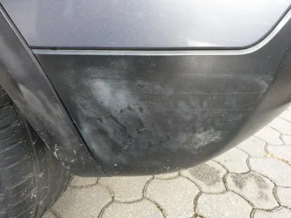 Jak usunąć rysy z plastikowego zderzaka - skuteczne metody naprawy