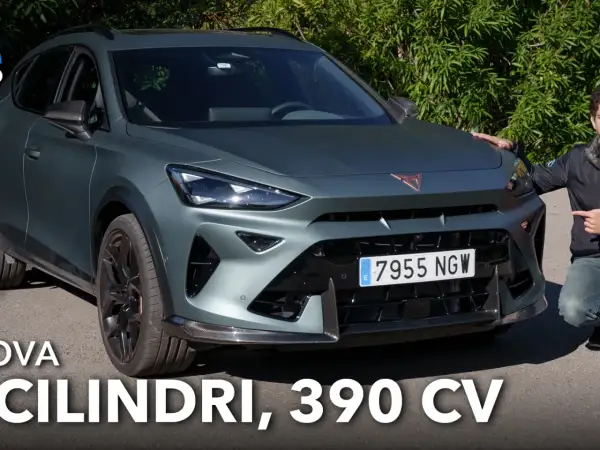 Cupra Formentor VZ5 grigia opaca, con un uomo che indica il cofano. Potente e aggressiva.