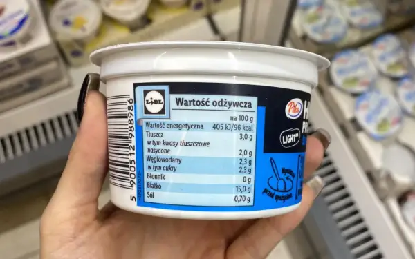 Serek wiejski lekki Pilos z Lidla. Na 100g ma 96 kcal, 3g tłuszczu i 15g białka. Idealny na dietę.