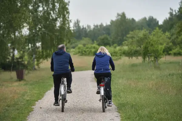 Para zwiedzająca łódzkie trasy rowerowe, ciesząca się zielenią i spokojem.