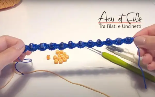 Bracciali all'uncinetto con perline blu e arancioni. Schemi gratis per creare gioielli unici.