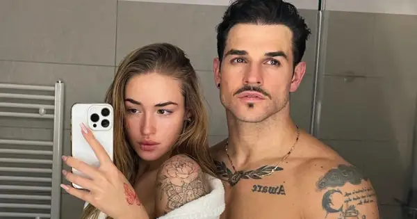 Seweryn Kiełpin i jego partnerka robią sobie selfie w łazience. Ona trzyma telefon, a on obejmuje ją ramieniem. Oboje mają tatuaże.
