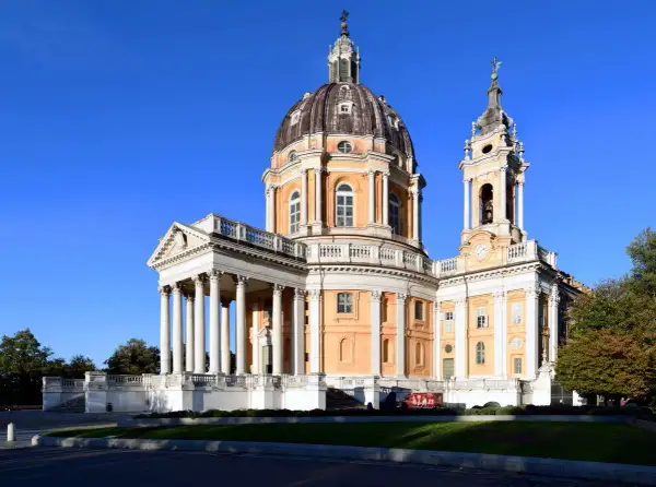 Basilica di Superga, maestosa con la sua cupola imponente, domina il panorama di Torino. Un gioiello architettonico sotto un cielo azzurro.