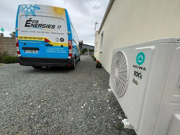 Un avis négatif sur une pompe à chaleur HEIWA, installée par Éco Énergies 17. Le véhicule de l'entreprise est garé à côté de l'unité extérieure.