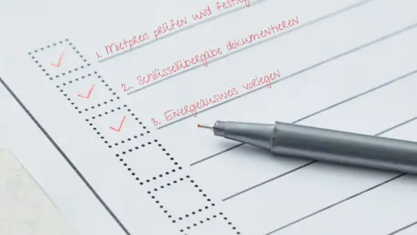 Checkliste für Vermieter: Mietpreis prüfen, Schlüsselübergabe dokumentieren, Energieausweis vorlegen. Ein Stift liegt bereit.