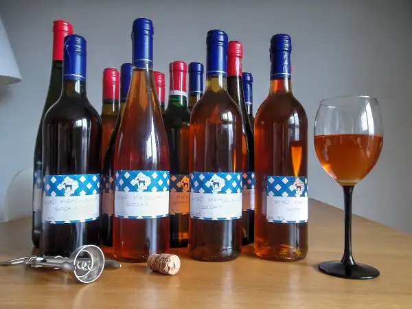 Wiele butelek domowego wina z mirabelek, gotowych do degustacji. Przepis na wino z mirabelek 10l.