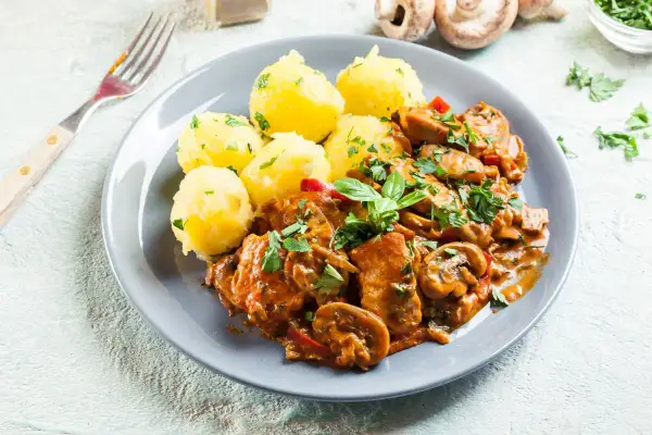 Gulasz po węgiersku z pieczarkami i ziemniakami, idealny przepis na obiad.