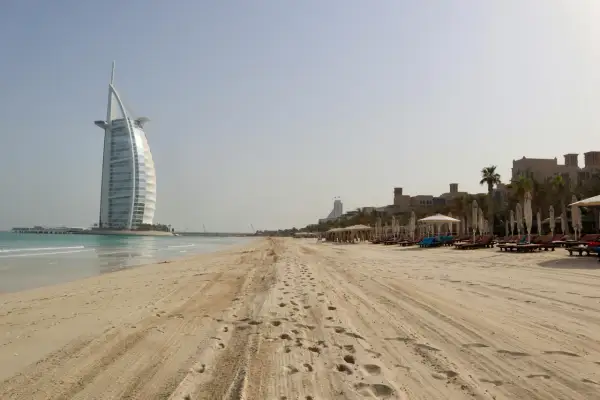 Dubaj – jakie morze go otacza i dlaczego to ważne dla turystów