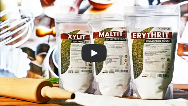 Backpulver, Nudelhölzer und drei Beutel mit Süßungsmitteln: Xylit, Maltit und Erythrit. Ist Maltit gesund? Ja, als Zuckeralternative.