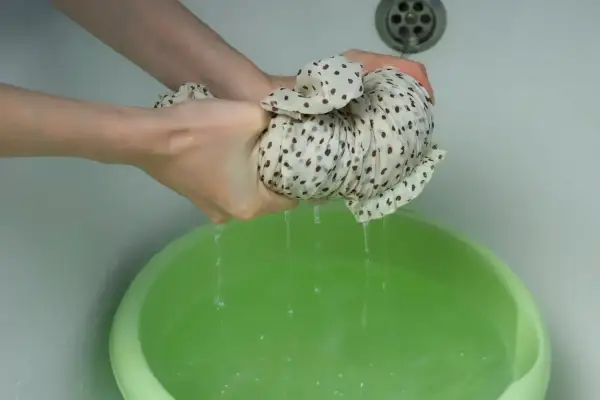 Skurczona czapka po praniu? Uratuj ją! Domowe metody