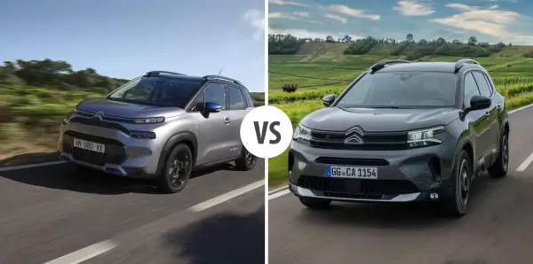 Dwa crossovery Citroen: jeden srebrny, drugi ciemnoszary, jadące po drodze.