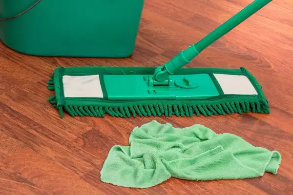 Koniec ze smugami! Jaki mop wybrać i jak myć podłogę idealnie?