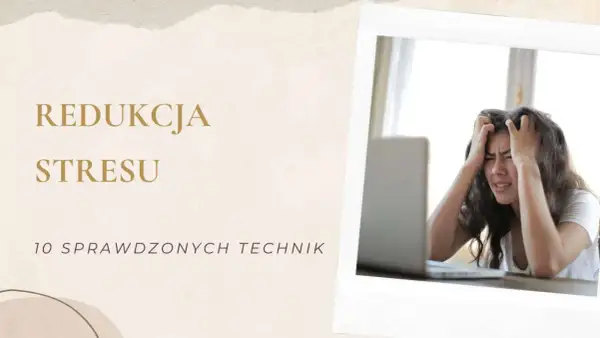Młoda kobieta z rękami we włosach, wyraźnie zestresowana pracą przy laptopie. Tekst "Redukcja stresu" sugeruje, że to obrazek o skutkach stresu i sposobach radzenia sobie z nim.