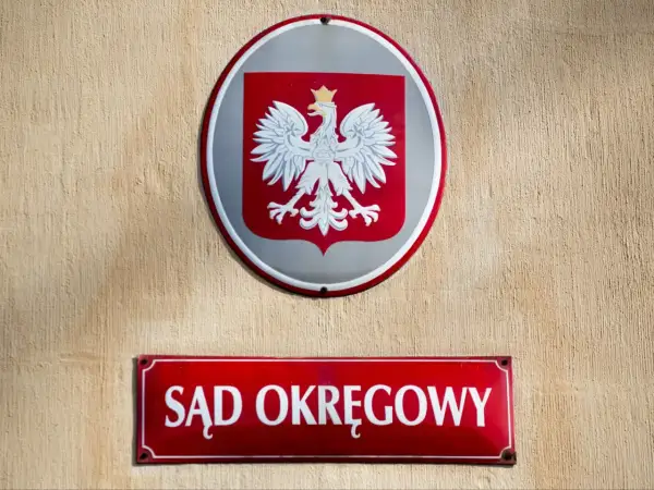 Herb Polski i tablica "Sąd Okręgowy". Nawet cinkciarz, który doprowadził firmę do upadłości, musi stawić czoła sprawiedliwości.