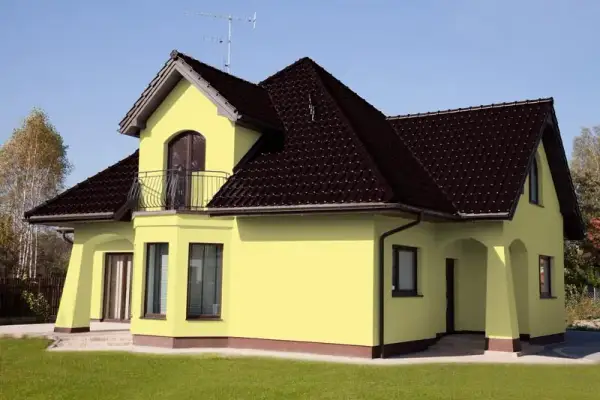 Jakie kolory elewacji najlepiej pasują do brązowego dachu?