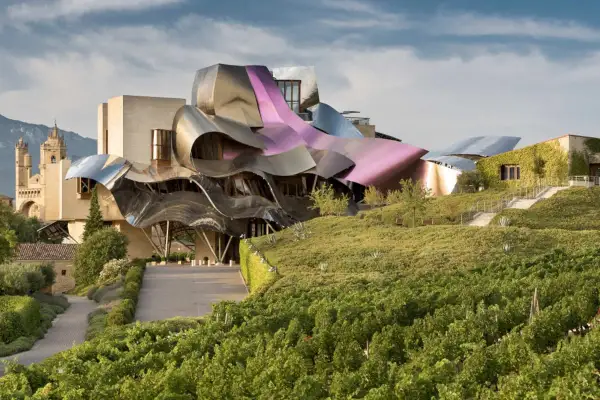 Marqués de Riscal, un lugar icónico para saber qué hacer en Haro. Arquitectura vanguardista entre viñedos.
