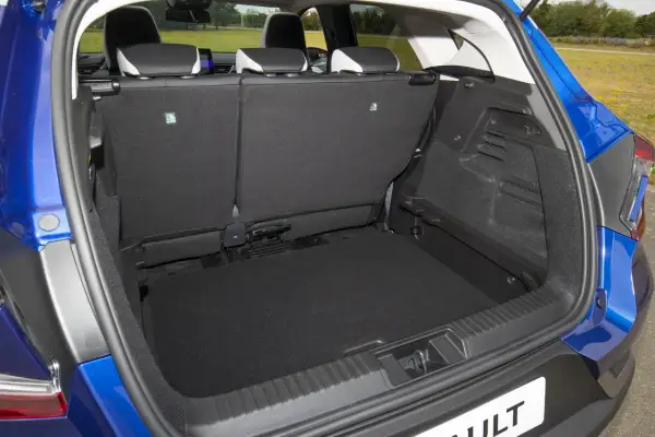 Coffre captur 2, sièges rabattus pour un espace de chargement maximal. Parfait pour les escapades du week-end.