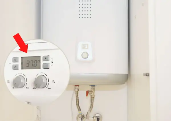 Zbliżenie na panel sterowania bojlera elektrycznego 80l, pokazujące temperaturę 37°C. Zastanawiasz się, ile prądu zużywa bojler elektryczny 80l?