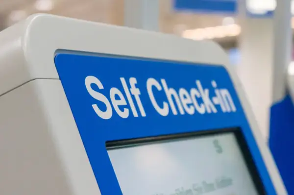 Terminal do samodzielnego odprawy z napisem "Self Check-in".